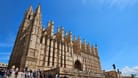 Kathedrale von Palma de Mallorca: Vor der Kirche stürzte am frühen Mittwochmorgen ein Deutscher in den Tod.