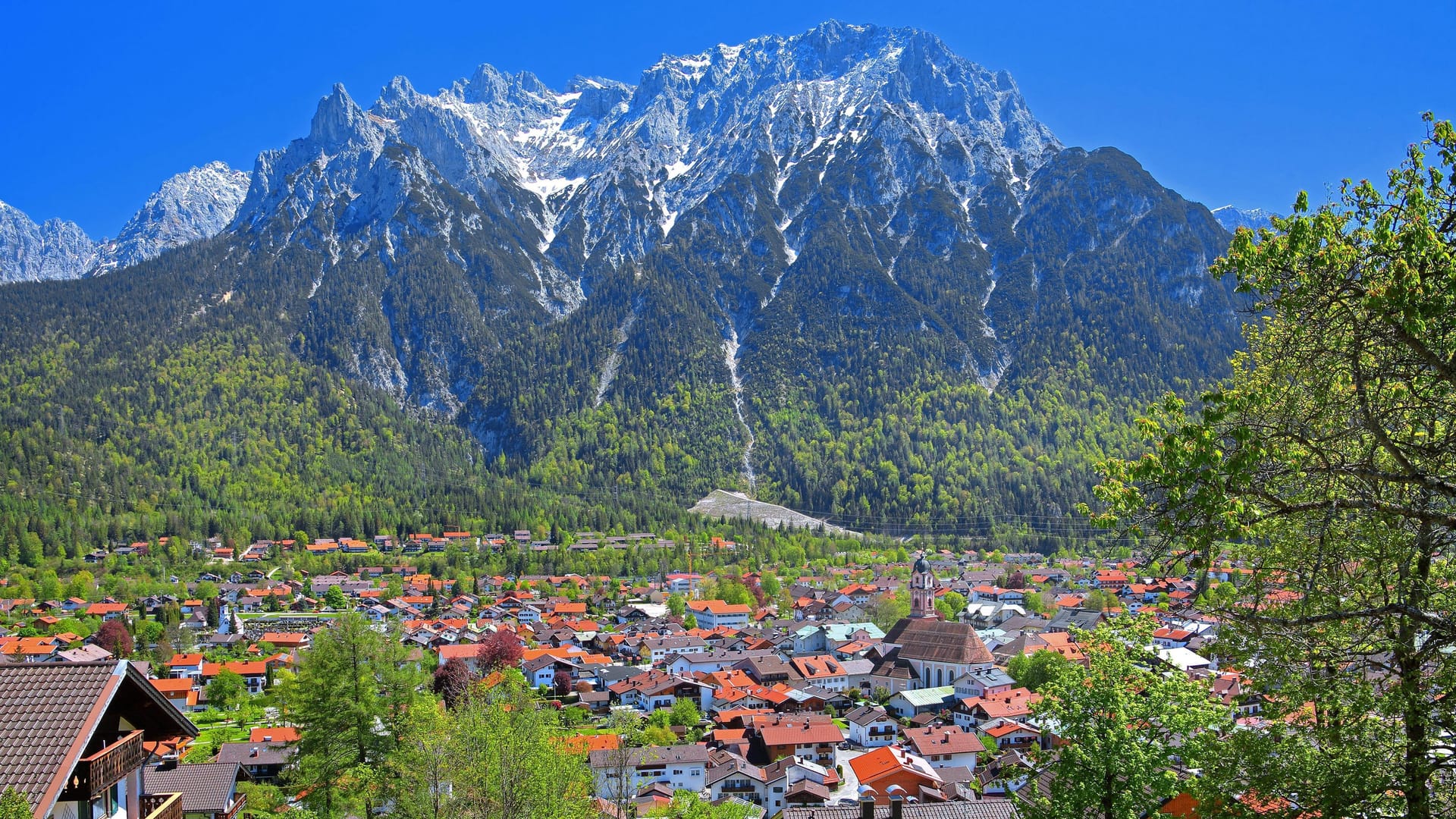 Karwendelgebirge mit Viererspitze (Archivbild): Hier starb ein 19-Jähriger beim Abstieg.