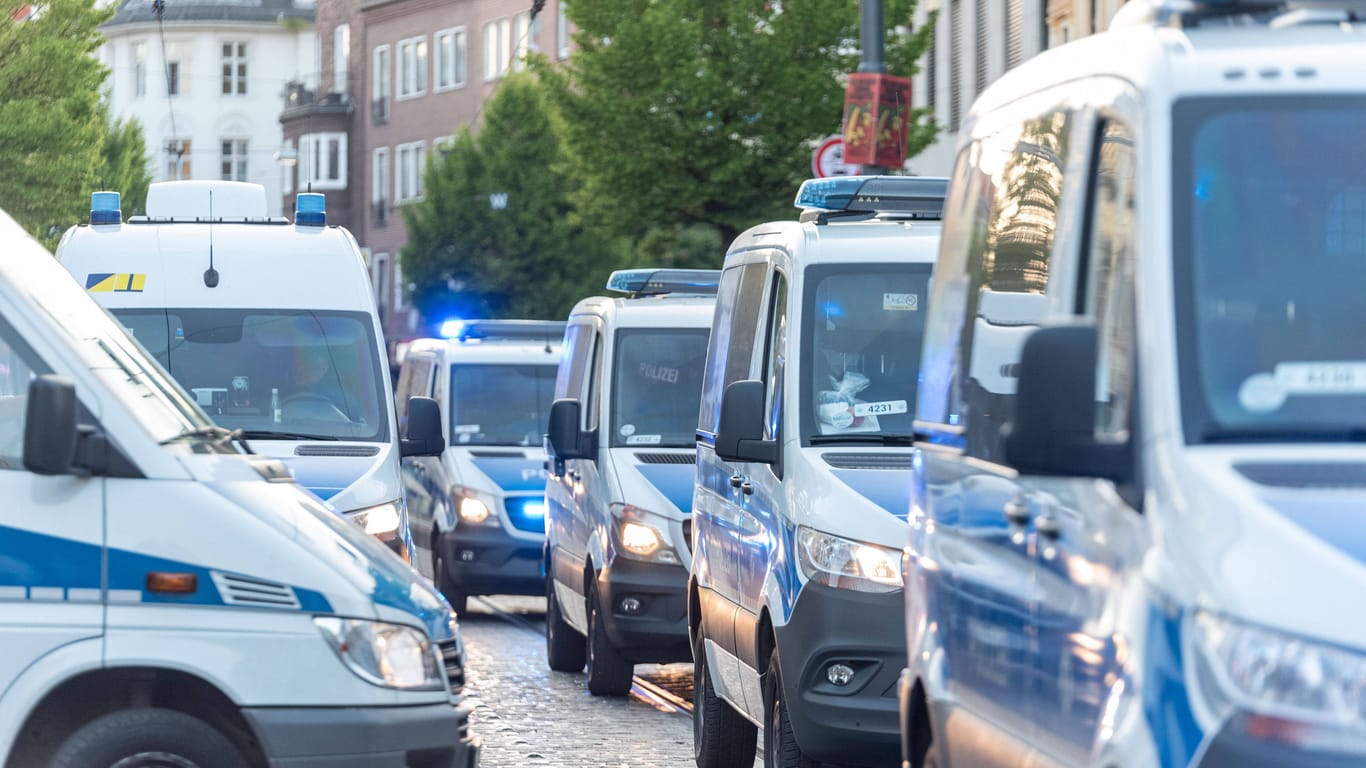 Mehrere Einsatzwagen der Bremer Polizei (Archivbild): Der Mann beschädigte mehrere Fahrzeuge.