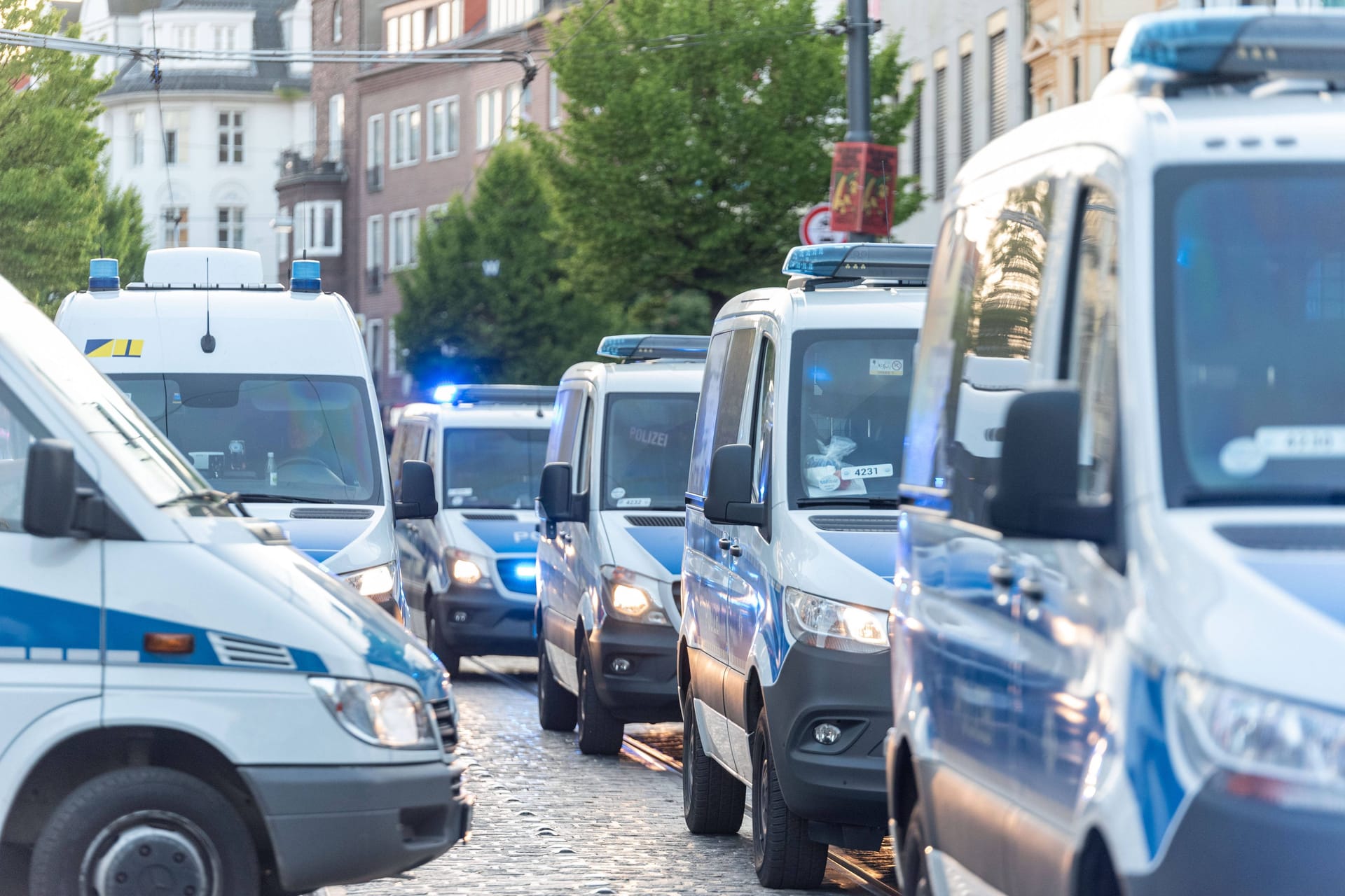 Mehrere Einsatzwagen der Bremer Polizei (Archivbild): Der Mann beschädigte mehrere Fahrzeuge.