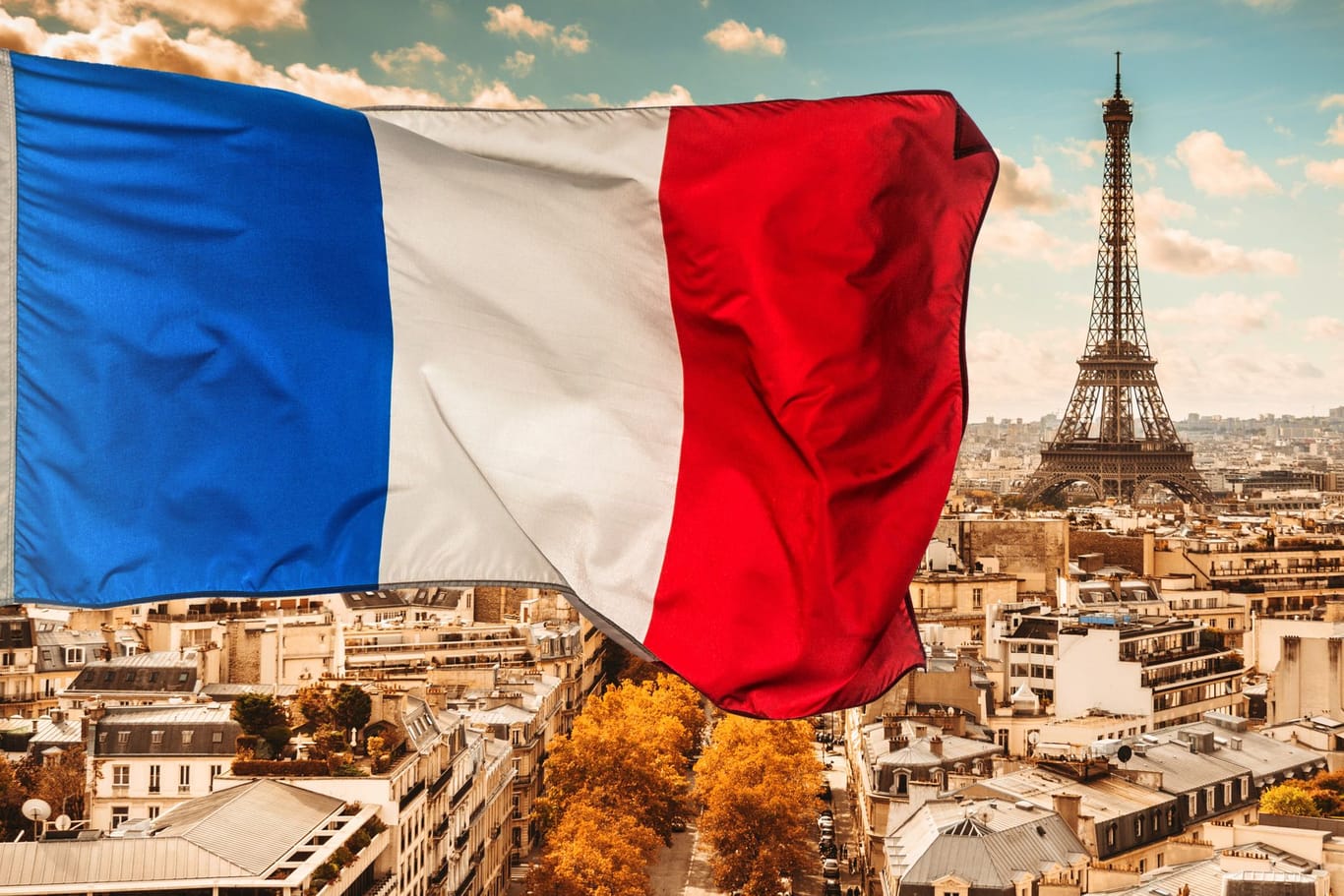 Skyline von Paris mit Eiffelturm und französischer Flagge