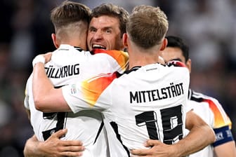 Das deutsche Team um Thomas Müller (Mitte): Am Mittwoch geht es im zweiten EM-Gruppenspiel gegen Ungarn.