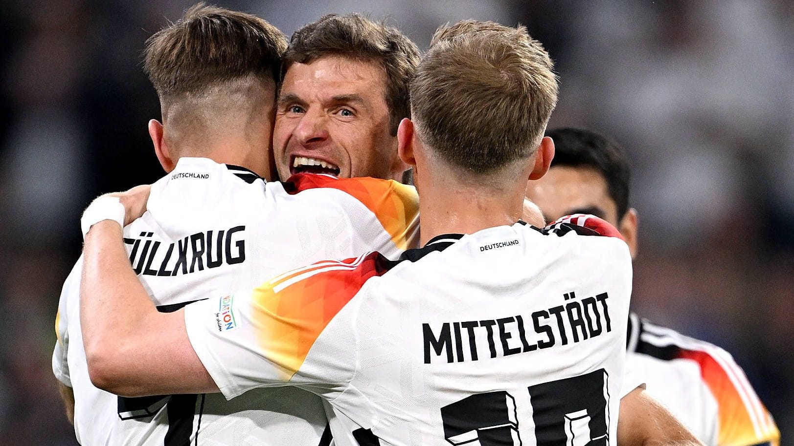 Das deutsche Team um Thomas Müller (Mitte): Am Mittwoch geht es im zweiten EM-Gruppenspiel gegen Ungarn.