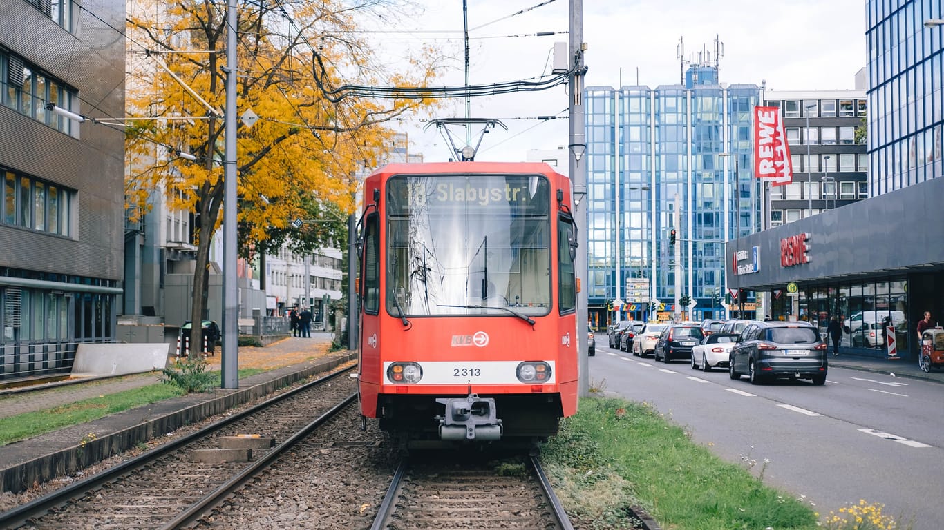 Eine KVB-Bahn der Linie 18 in Richtung Slabystrasse (Symbolbild): Am Mittwoch wurde in solch einer Bahn ein Mann mit einer Schusswaffe bedroht.