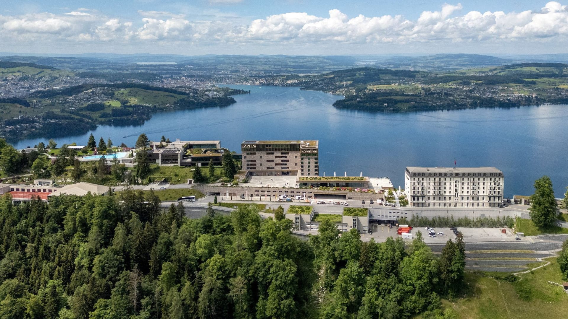 Im Schweizer Luxus-Ressort auf dem Bürgenstock loten mehr als 100 Staatsvertreter Wege zum Frieden aus.