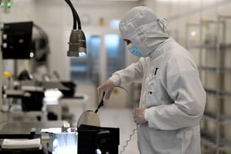 Hamburger Mitarbeiter in der Nexperia-Fabrik: Der Konzern will den Standort stärken.