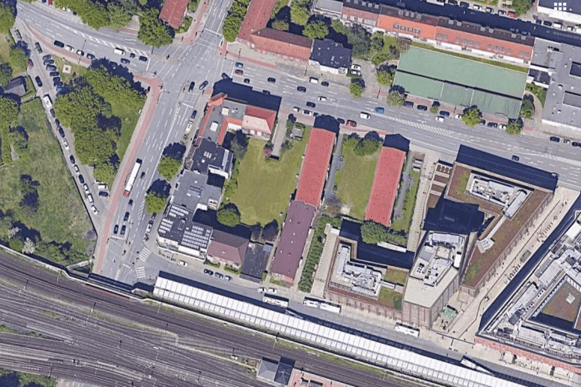 Der Bahnhof Barmbek von oben: Die Tat ereignete sich in der gegenüberliegenden Drosselstraße.