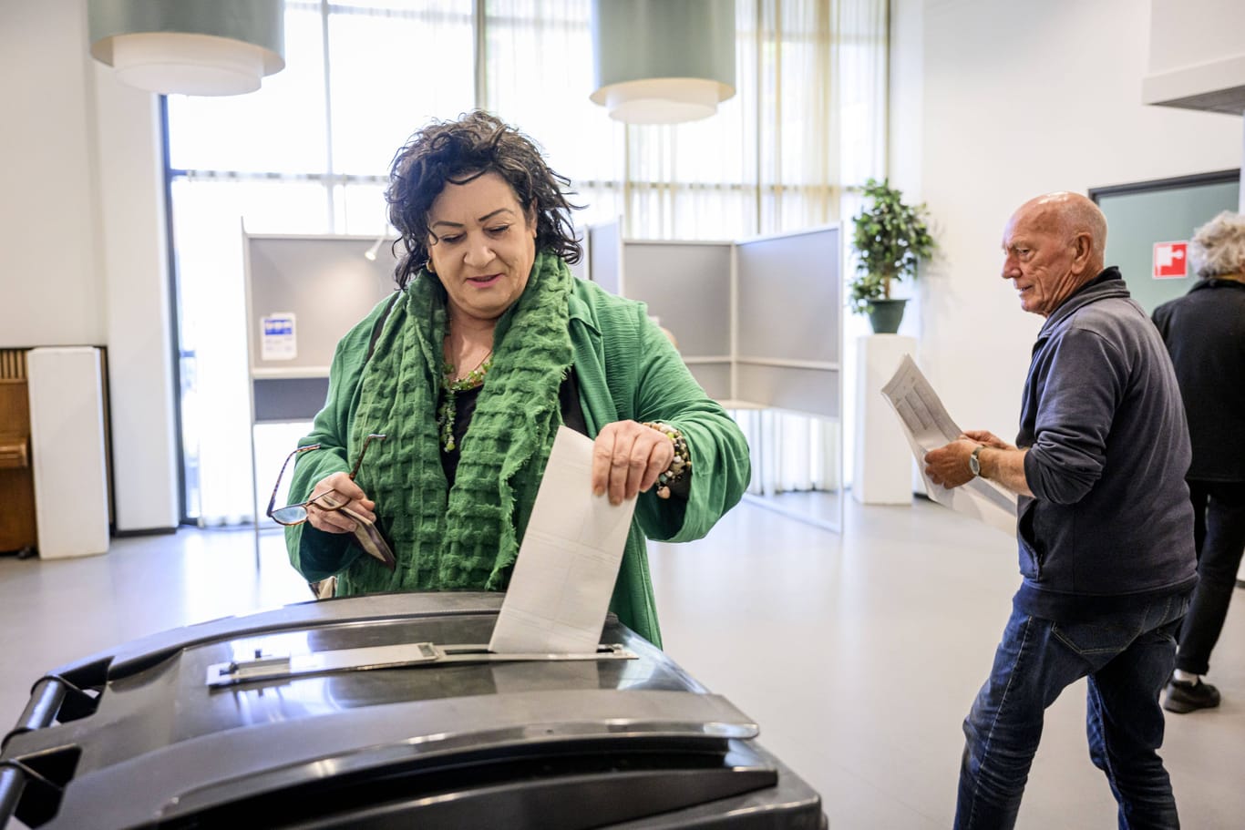 Politikerin Caroline van der Plas wirft ihren Wahlzettel ein (Symbolbild): In den Niederlanden haben die ersten Wählerinnen und Wähler ihre Stimmen abgegeben.