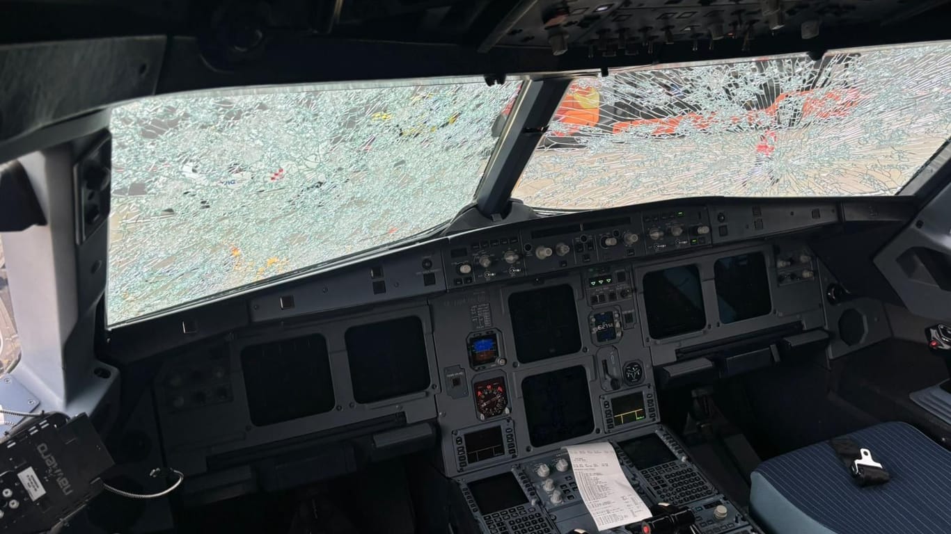 Beschädigte Frontscheibe: Ein schwerer Hagel erfasste eine Maschine von „Austrian Airlines“ auf dem Weg nach Wien.