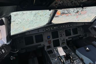 Beschädigte Frontscheibe: Ein schwerer Hagel erfasste eine Maschine von „Austrian Airlines“ auf dem Weg nach Wien.