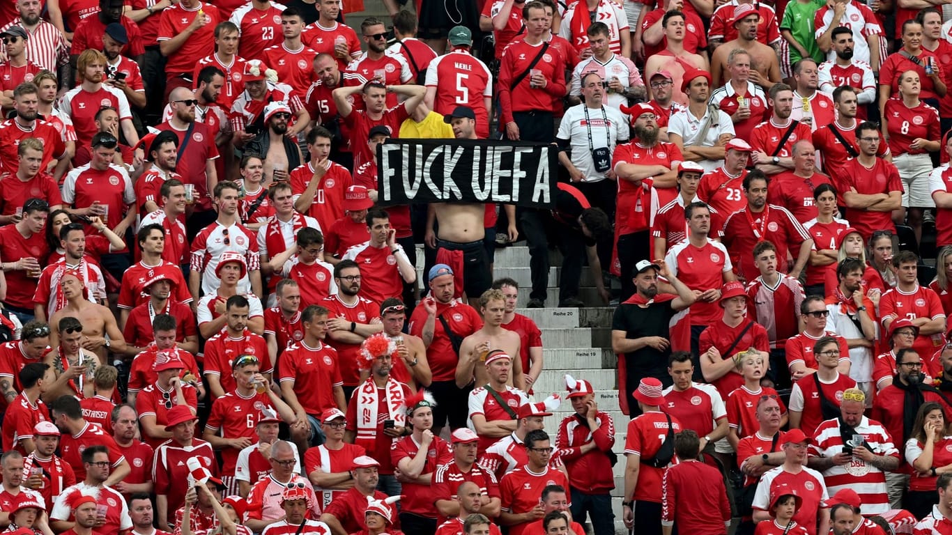 Dänische Fußballfans mit Banner