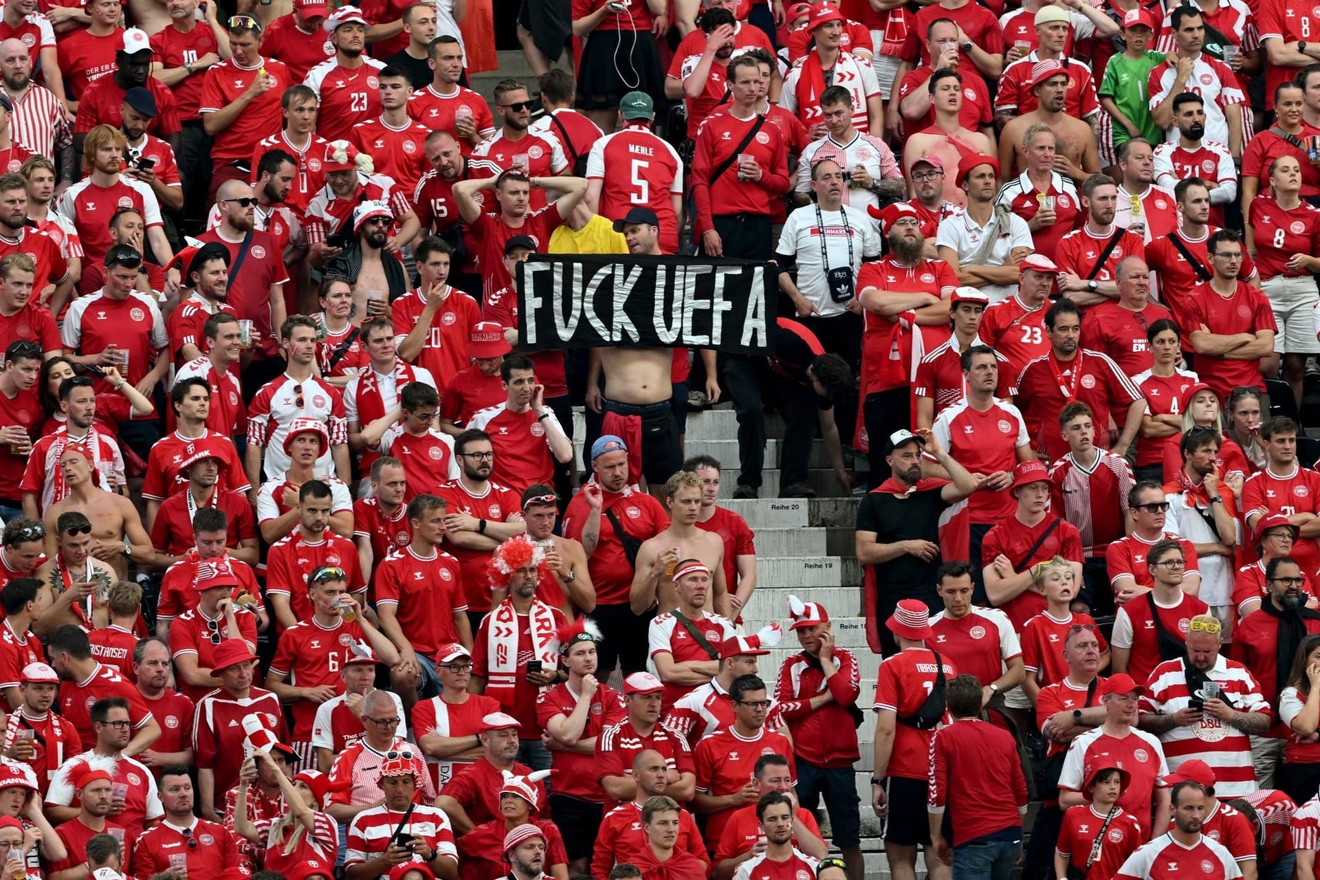 Dänische Fußballfans mit Banner