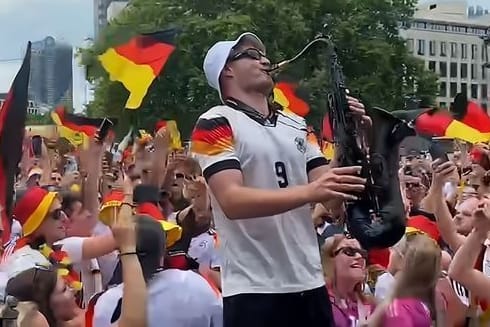 Saxophonist begeistert: Seine Auftritte sind bei den EM-Fans mittlerweile legendär.