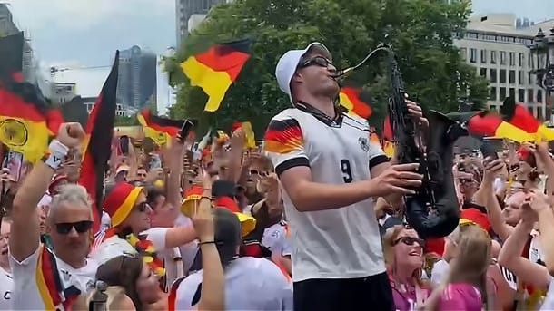 Saxophonist begeistert: Seine Auftritte sind bei den EM-Fans mittlerweile legendär. Saxophonist begeistert: Seine Auftritte sind bei den EM-Fans mittlerweile legendär.