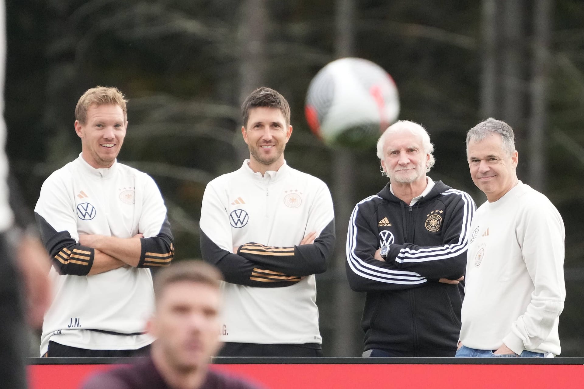 Fußball als Ablenkung vom "Mist": DFB-Geschäftsführer Rettig mit -Sportdirektor Völler, -Co-Trainer Glück, Bundestrainer Nagelsmann (v. r.).