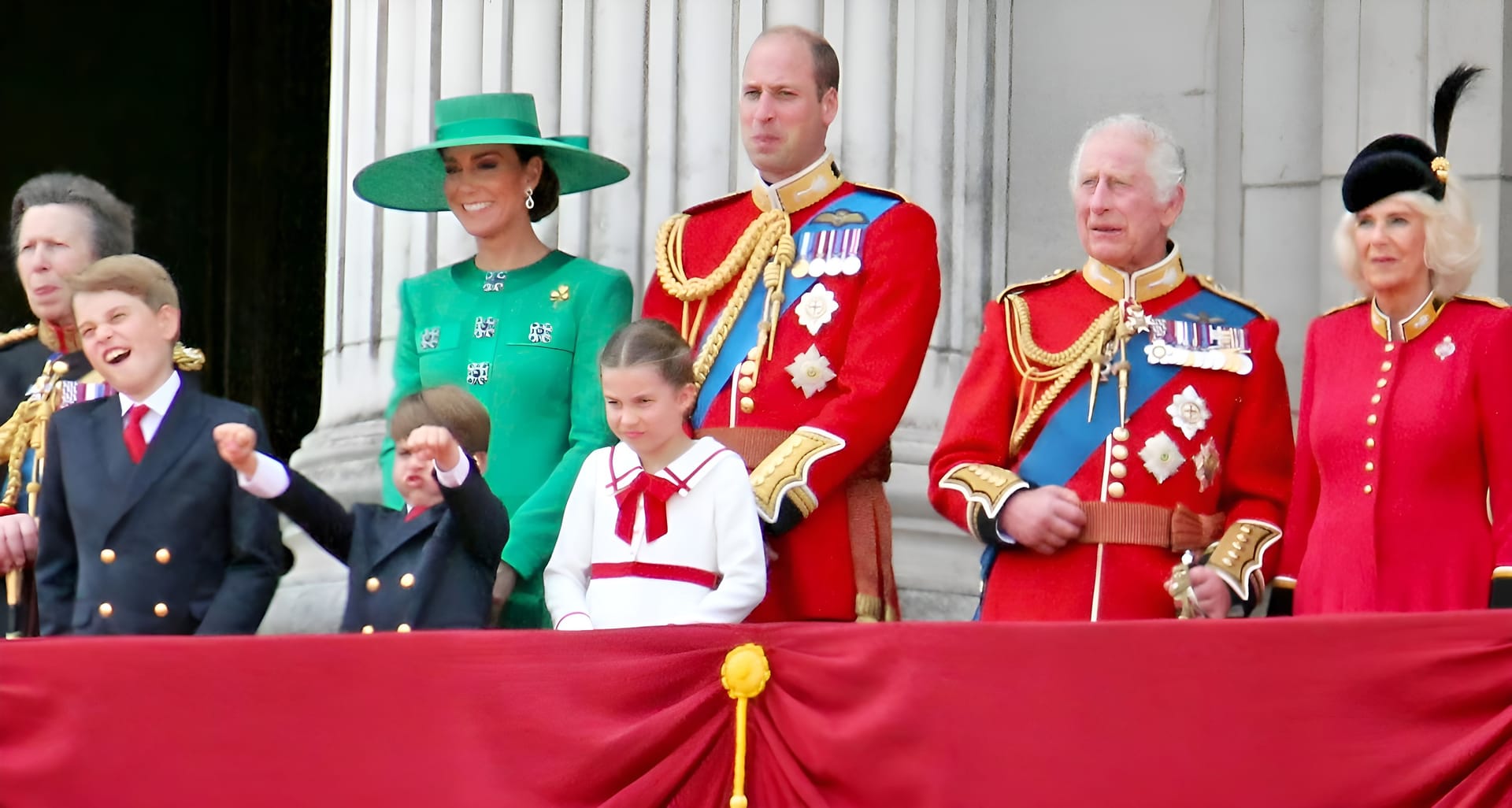 Die Royal Family posiert auf dem Balkon des Buckingham-Palasts bei "Trooping the Colour" 2023.