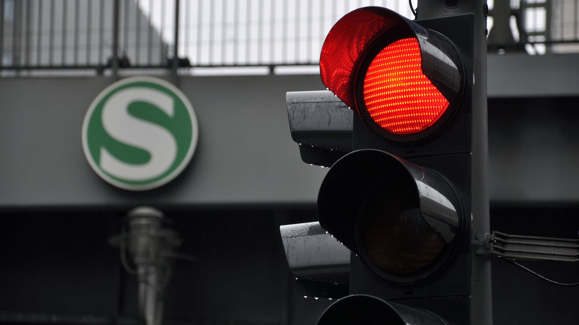 09.01.2011 Copyright: imago/Steinach rote Ampel und S-Bahnlogo, Ampel, rot, Halt, Stop, Logo, S-Bahn, Bahn, DB, Deutsche Bahn, Verspätung, Zugausfall, Chaos Gesellschaft Verkehr Bahn S Sbahn ÖPNV Symbolfoto