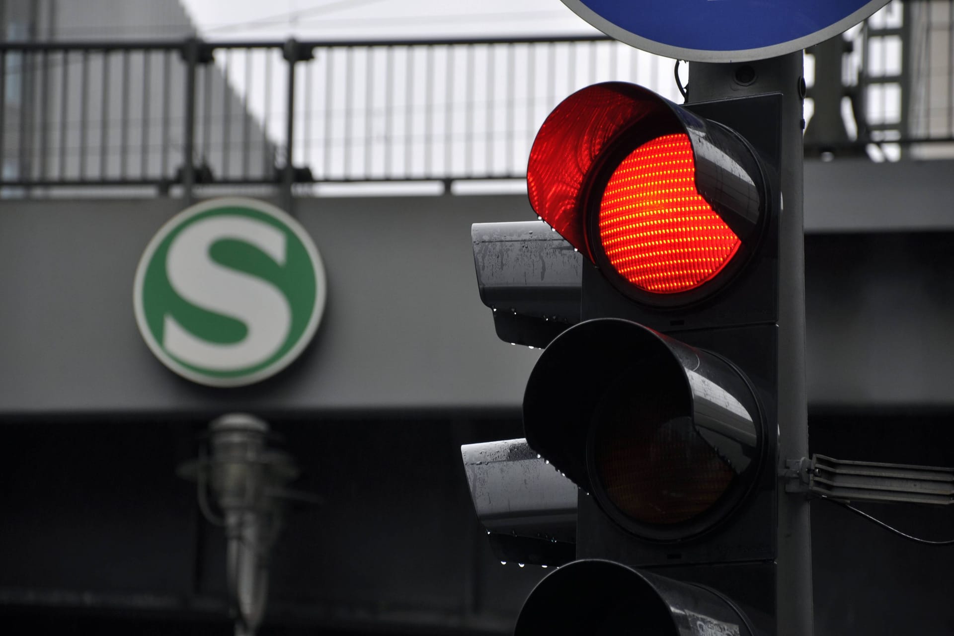 09.01.2011 Copyright: imago/Steinach rote Ampel und S-Bahnlogo, Ampel, rot, Halt, Stop, Logo, S-Bahn, Bahn, DB, Deutsche Bahn, Verspätung, Zugausfall, Chaos Gesellschaft Verkehr Bahn S Sbahn ÖPNV Symbolfoto