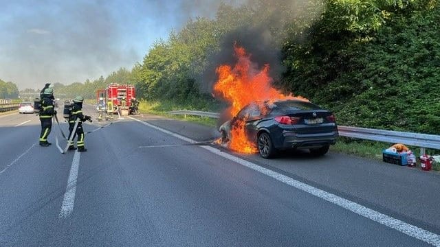 Am Freitag Abend bemerkte ein Autofahrer eine Rauchentwicklung an seinem Pkw während der Fahrt auf der Autobahn 2 in Fahrtrichtung Hannover. Als er auf dem Seitenstreifen zum Halten kam, entwickelte sich unmittelbar ein Brand, der sich schnell auf das ganze Fahrzeug ausbreitete.Durch die alarmierten Einsatzkräfte der Feuerwache 9 (Mengede) wurde unmittelbar der Brand bekämpft, dennoch ist an dem Auto ein Totalschaden entstanden.Die beiden Fahrzeuginsassen konnten sich rechtzeitig ins Freie retten und blieben unverletzt.Die genaue Brandursache wird durch die Polizei ermittelt.Die Feuerwehr war mit 12 Einsatzkräften im Einsatz.