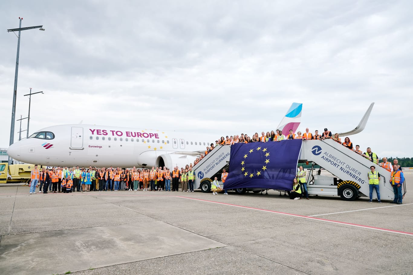 Flughafenmitarbeiter rufen gemeinsam mit Kollegen von Eurowings zum Wählen gehen auf: Ein freies, demokratisches Europa sei auch für das Geschäft wichtig.