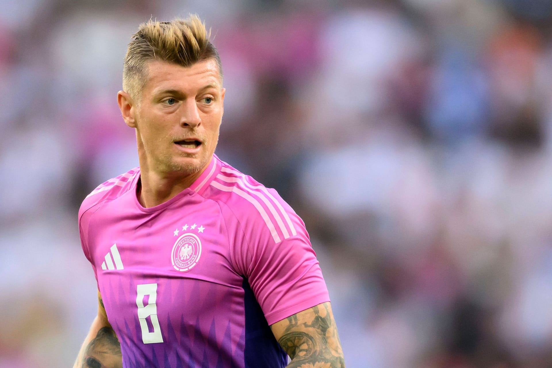 Toni Kroos im neuen DFB-Auswärtstrikot: Das Shirt kostet die Fans 100 Euro.