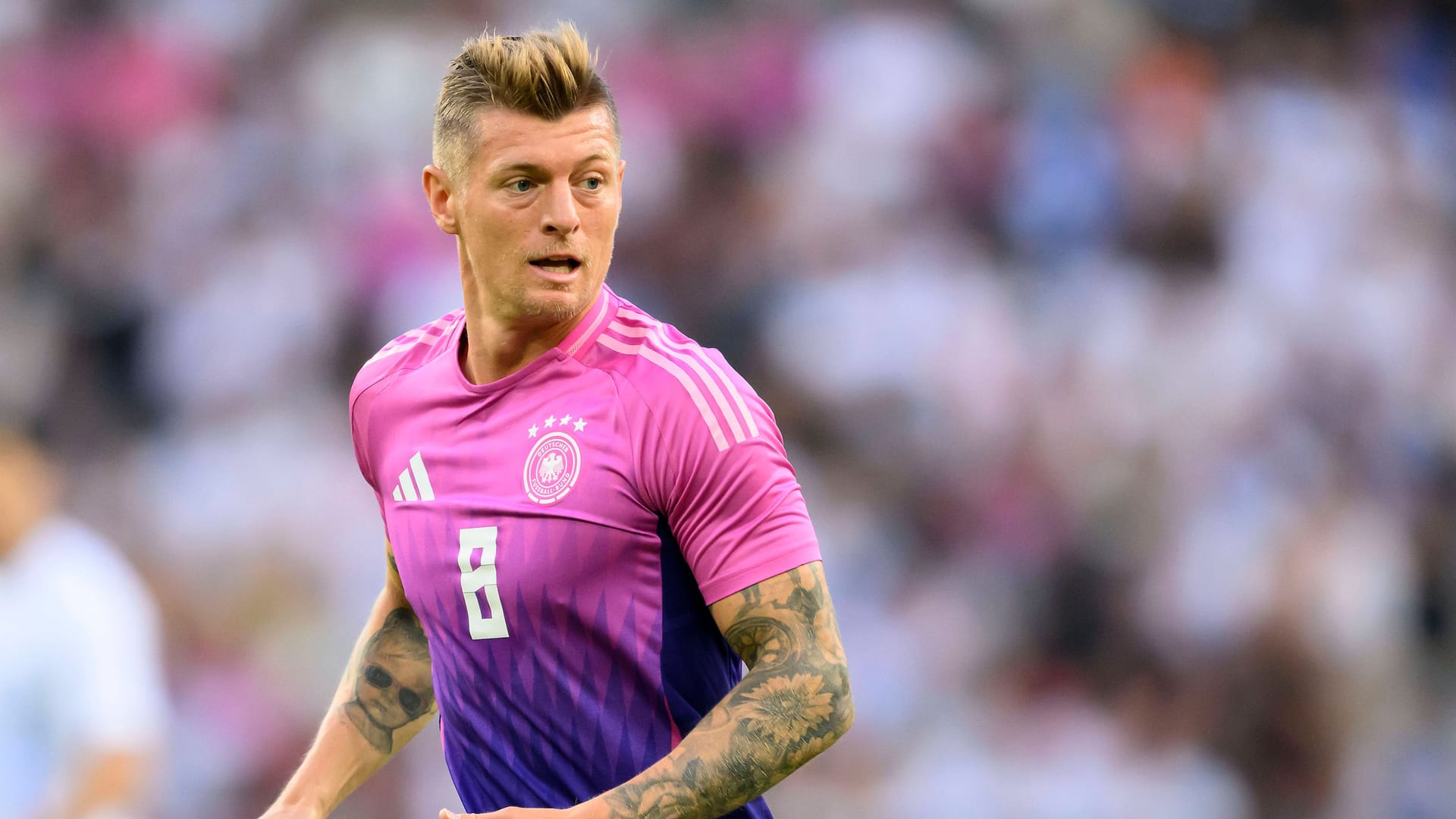 Toni Kroos im neuen DFB-Auswärtstrikot: Das Shirt kostet die Fans 100 Euro.