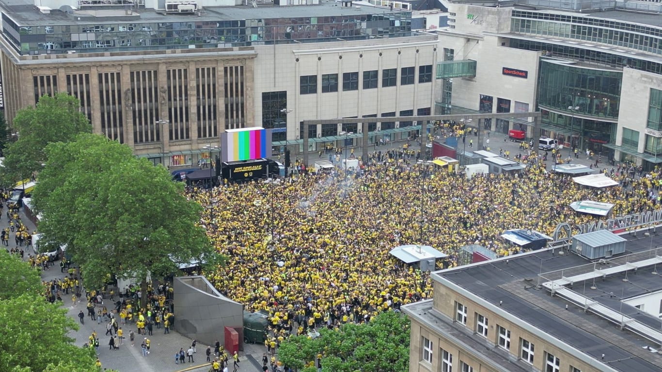 Zwei Fans von Borussia Dortmund stehen mit einem BVB-Fan-Schal vor dem Wembley-Stadion: Das Spiel startet um 21 Uhr.