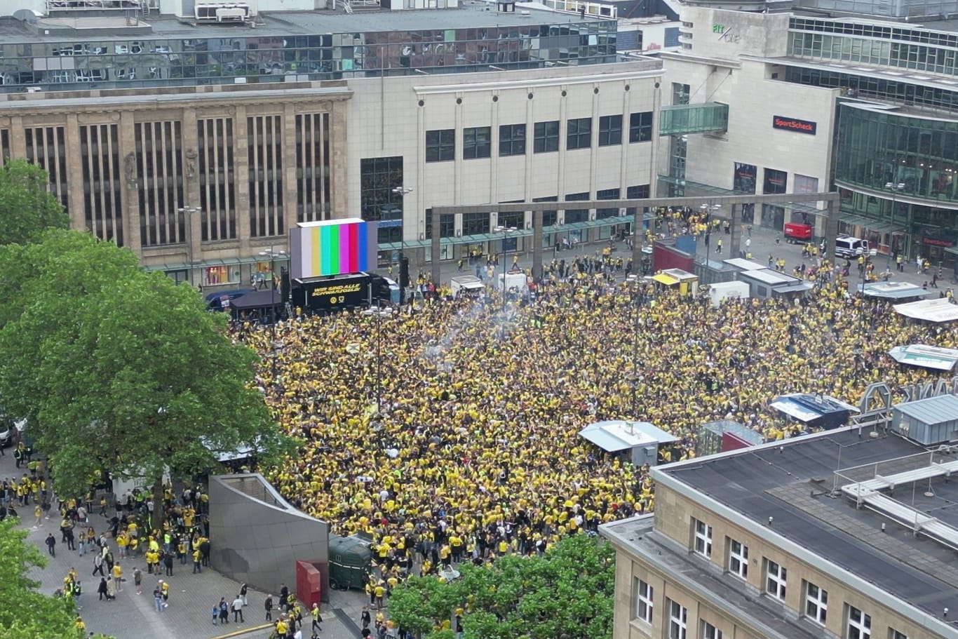 Zwei Fans von Borussia Dortmund stehen mit einem BVB-Fan-Schal vor dem Wembley-Stadion: Das Spiel startet um 21 Uhr.