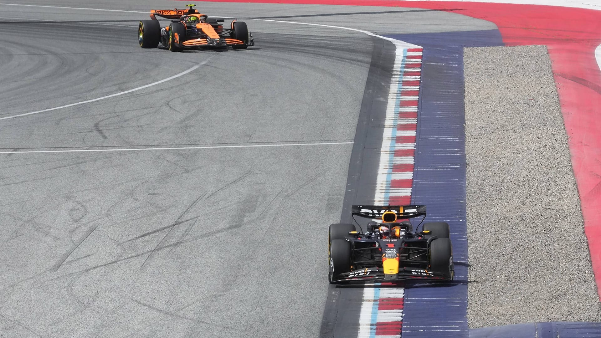 Hier war noch alles in Ordnung: Lando Norris (oben) jagt Max Verstappen.