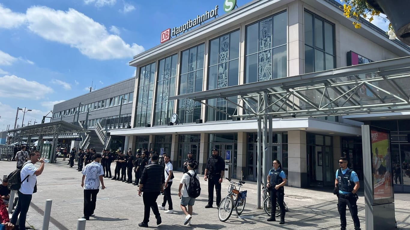 Polizisten versperren den Weg zum Hauptbahnhof in Dortmund: Die Situation am frühen Nachmittag ist noch ungeklärt.
