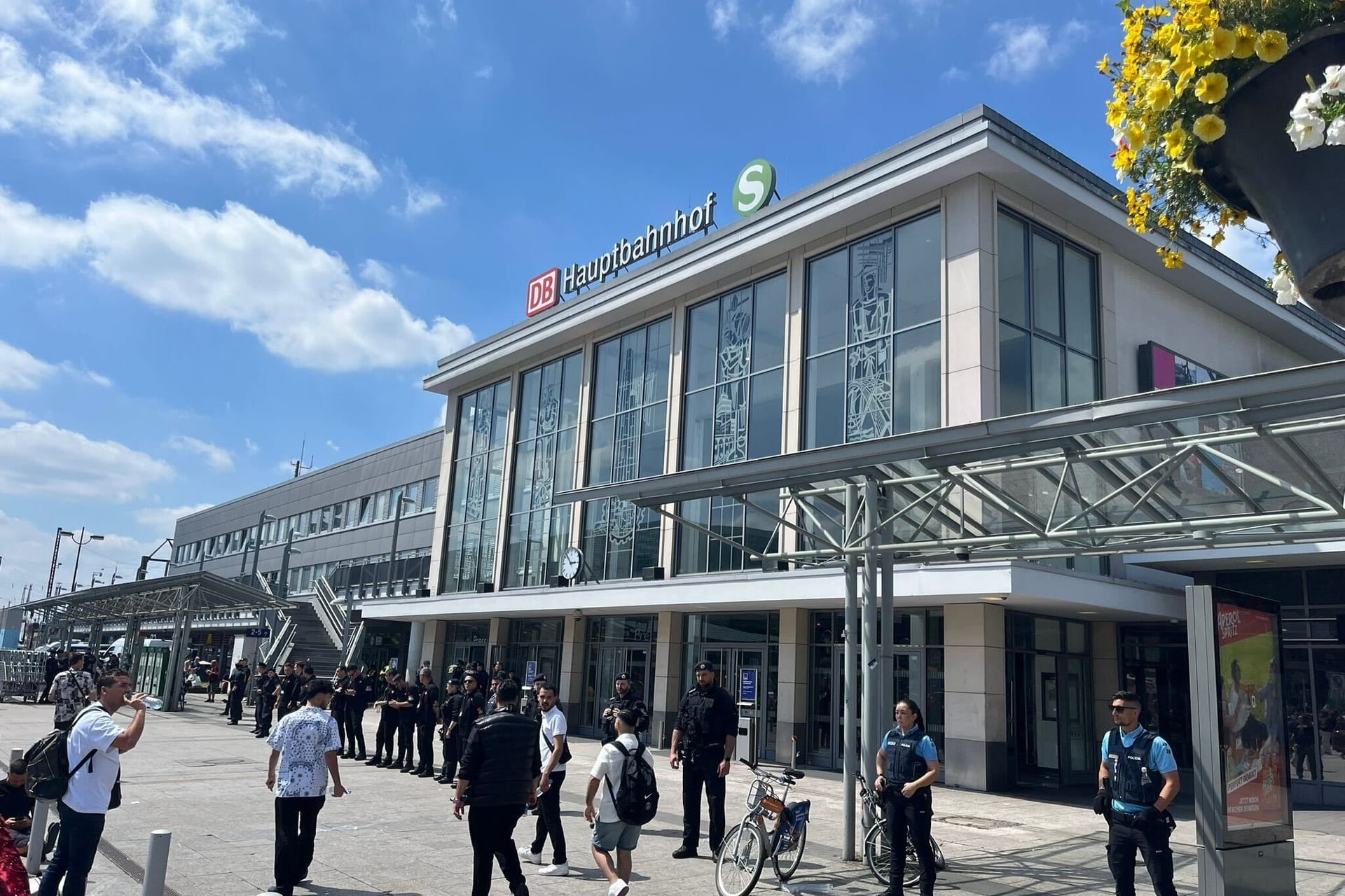 Polizisten versperren den Weg zum Hauptbahnhof in Dortmund: Die Situation am frühen Nachmittag ist noch ungeklärt.