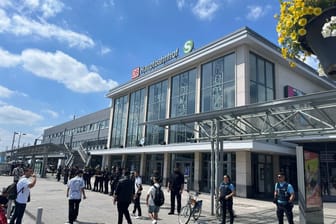 Polizisten versperren den Weg zum Hauptbahnhof in Dortmund: Die Situation am frühen Nachmittag ist noch ungeklärt.