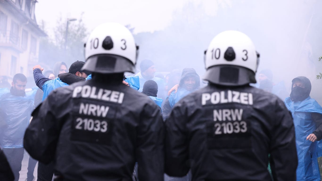 Die Wuppertaler Polizei trainiert den Umgang mit Fußballfans: Es gebe "Anfangsverdachtsmomente" in Nordrhein-Westfalen.