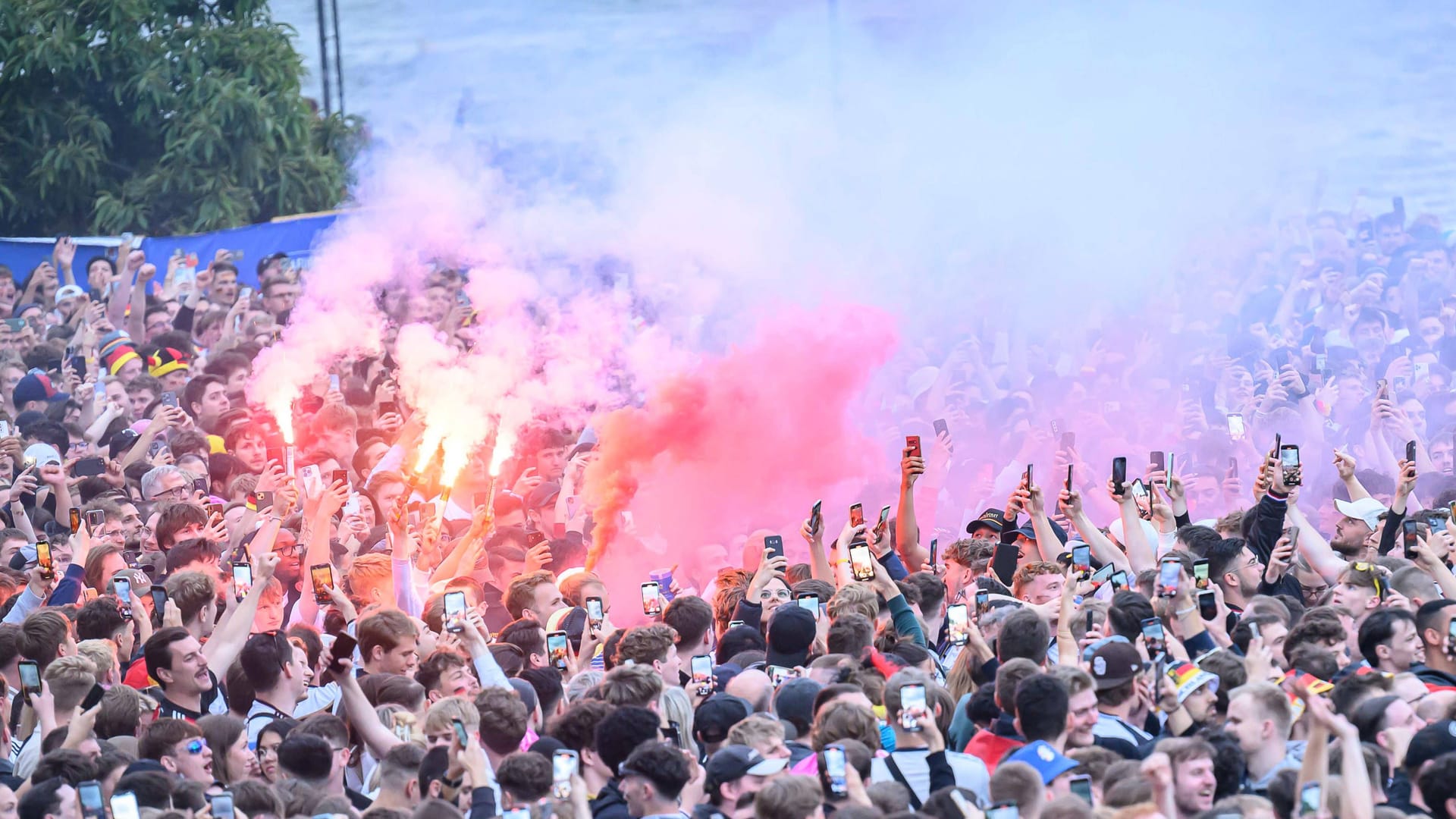 Die Fanzone in Frankfurt am Main: Wegen Überfüllung mussten Fans über das Wasser evakuiert werden.