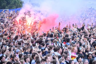 Die Fanzone in Frankfurt am Main: Wegen Überfüllung mussten Fans über das Wasser evakuiert werden.