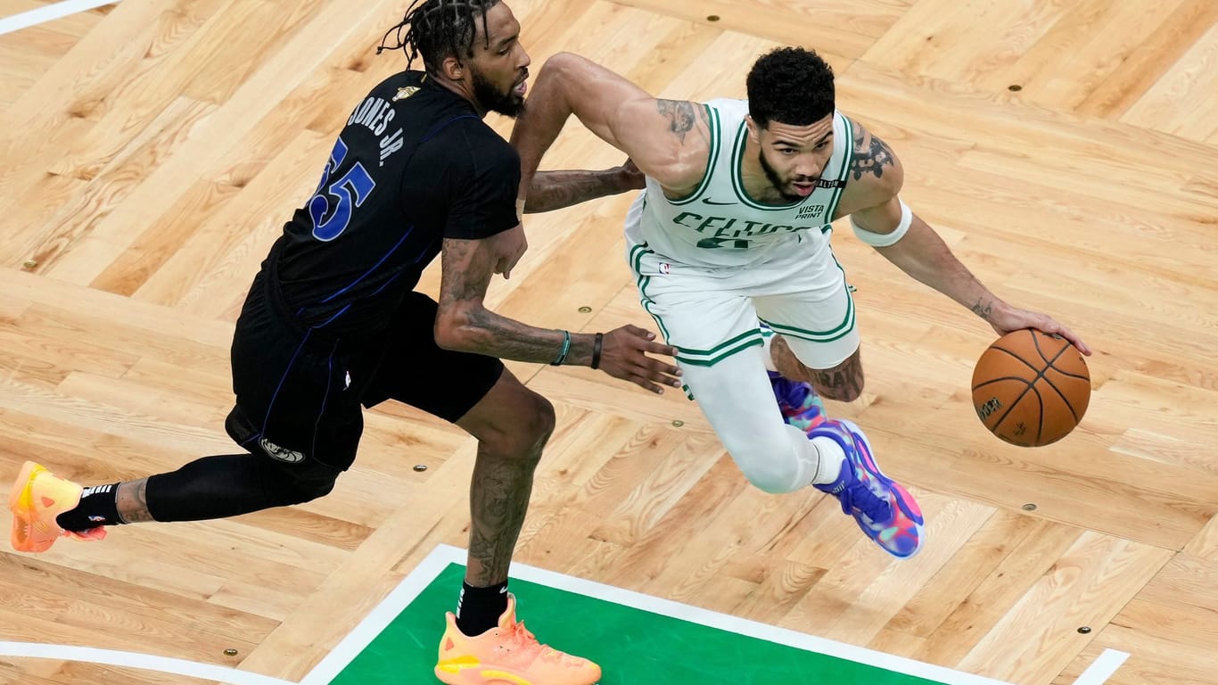 Starker Start in die NBA Finals: Jayson Tatum (r.) und die Celtics gewannen deutlich gegen Dallas.