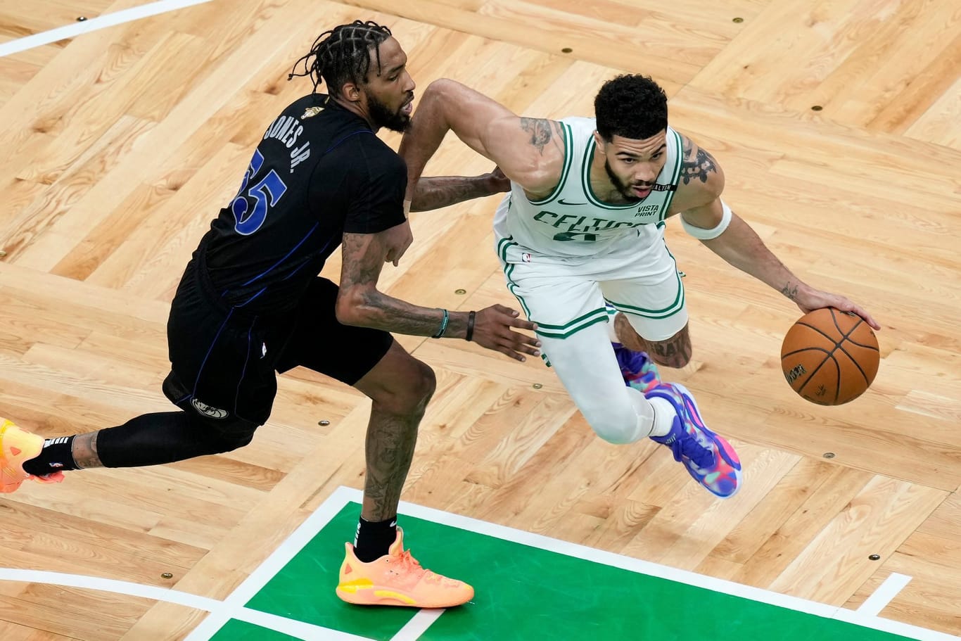 Starker Start in die NBA Finals: Jayson Tatum (r.) und die Celtics gewannen deutlich gegen Dallas.