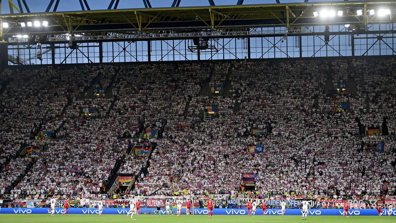 Das Stadion in Dortmund: Im Rahmen des Deutschland-Spiels ist ein Zuschauer auf das Dach geklettert.