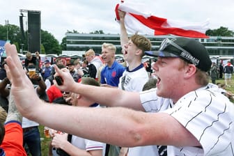 Feiernde englische Fußballfans in Gelsenkirchen vor dem EM-Spiel gegen Serbien: Die britische Presse hatte ein scharfes Urteil für die Stadt.