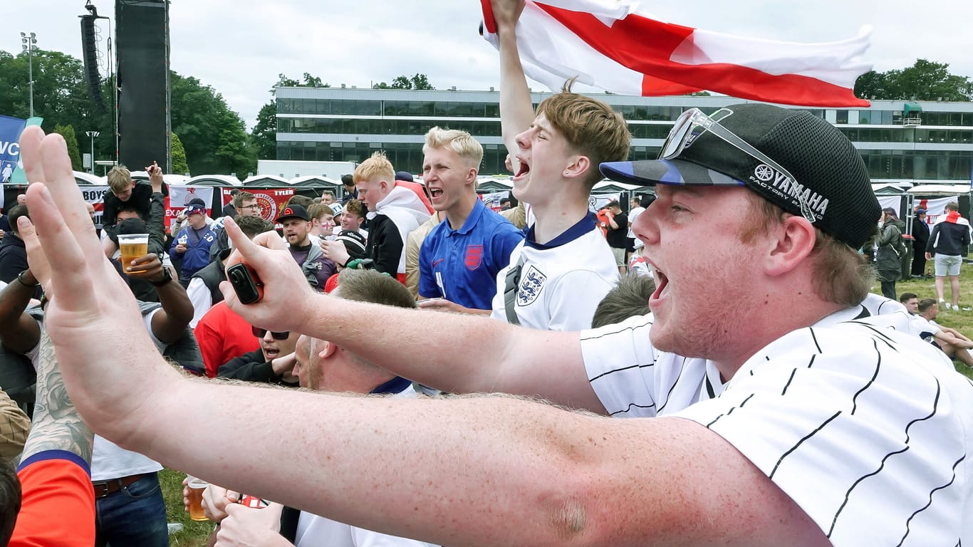 Feiernde englische Fußballfans in Gelsenkirchen vor dem EM-Spiel gegen Serbien: Die britische Presse hatte ein scharfes Urteil für die Stadt.