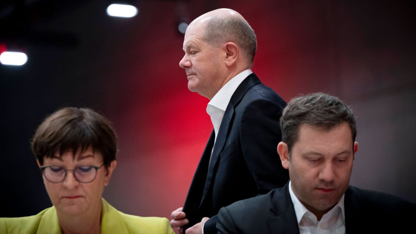 Olaf Scholz (M.) mit den SPD-Chefs Saskia Esken (l.) und Lars Klingbeil (r.):