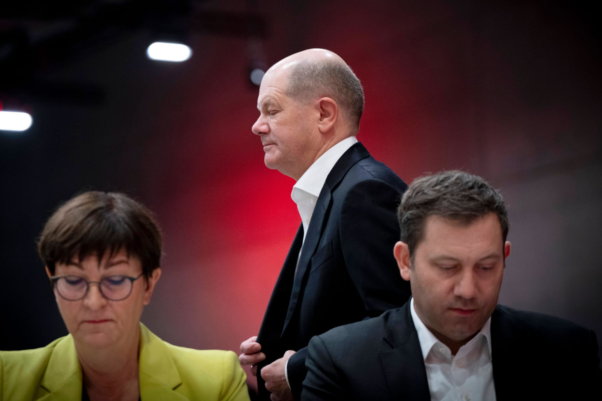 Olaf Scholz (M.) mit den SPD-Chefs Saskia Esken (l.) und Lars Klingbeil (r.):