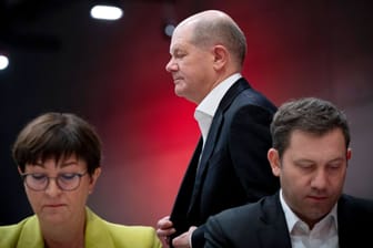 Olaf Scholz (M.) mit den SPD-Chefs Saskia Esken (l.) und Lars Klingbeil (r.):