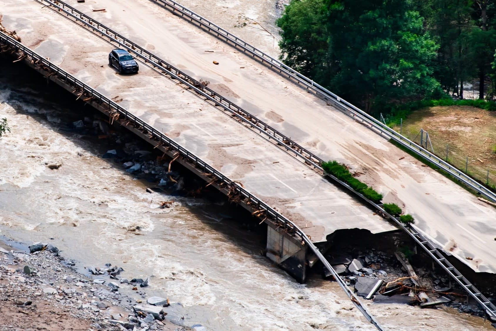 Die A13 in der Schweiz ist nun auf unabsehbare Zeit nicht mehr befahrbar.