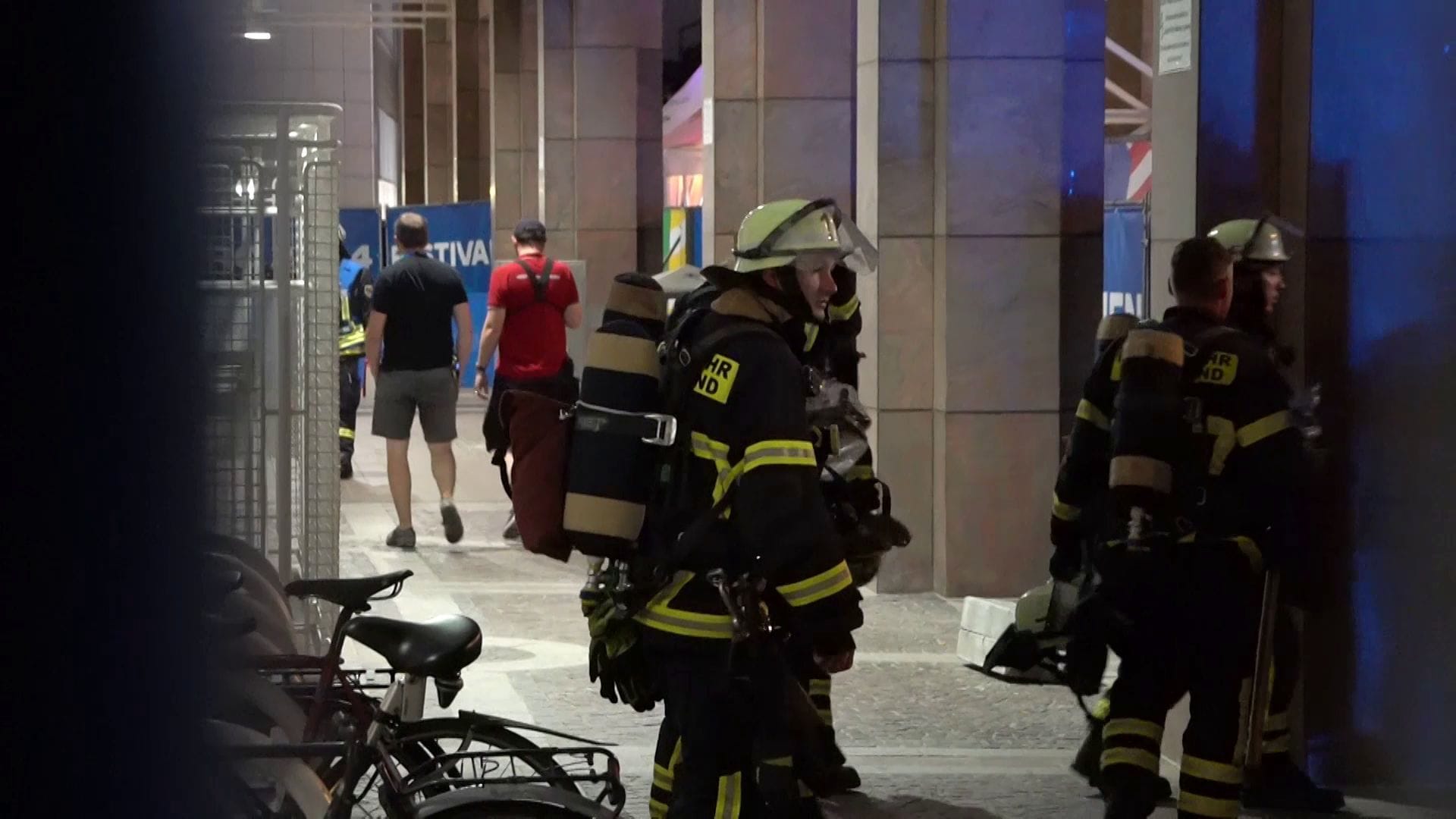 Feuerwehrleute am Montagabend am Friedensplatz: Im Rathaus fanden sie einen Fehlalarm vor.