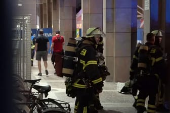 Feuerwehrleute am Montagabend am Friedensplatz: Im Rathaus fanden sie einen Fehlalarm vor.