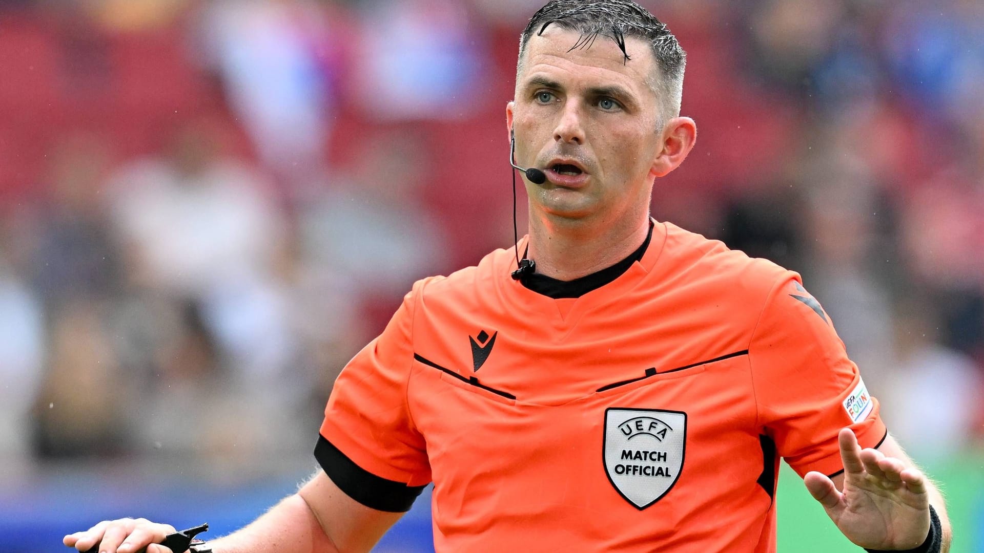 Michael Oliver: Der englische Schiedsrichter pfiff bereits ein deutsches Duell gegen Dänemark.