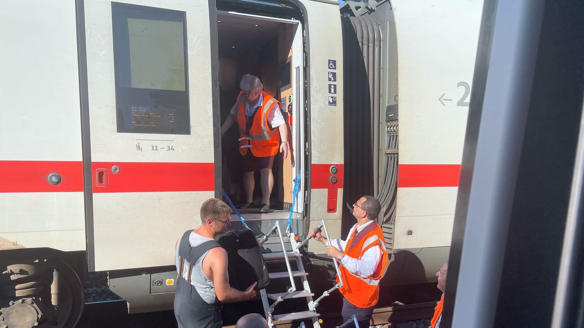 ICE auf freier Strecke geräumt ICE auf freier Strecke geräumt