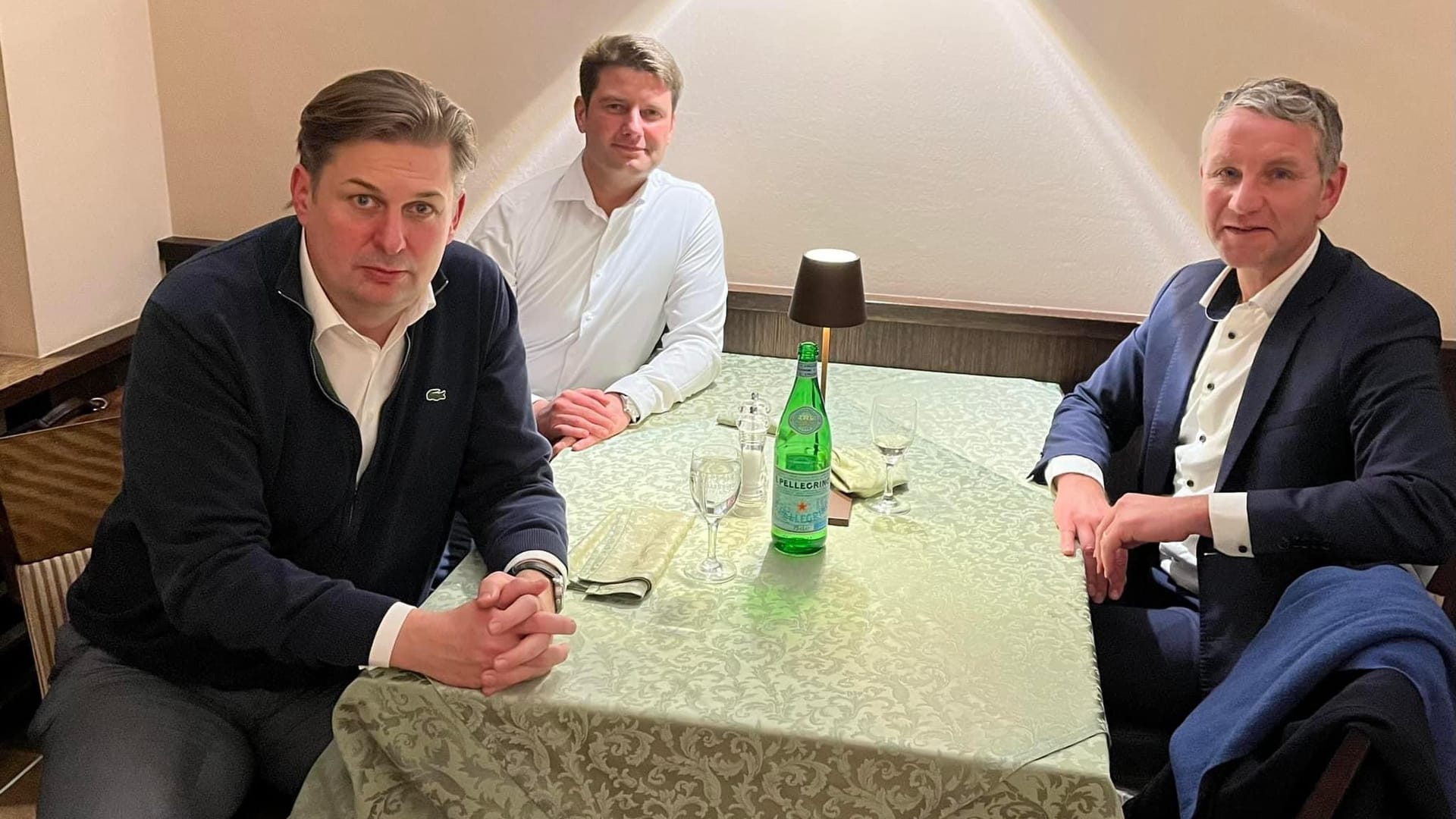 René Aust: Er postet dieses Bild mit Björn Hocke und Maximilian Krah, weil es "zum Verständnis der Situation wichtig" sei. Mit Eintracht ist es in der Runde vorbei.