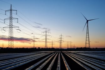 Windräder und Stromtrasse